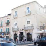 Ci troviamo di fronte al Castello Normanno-Svevo. Qui, all�angolo tra piazza Federico II e strada Attolini...